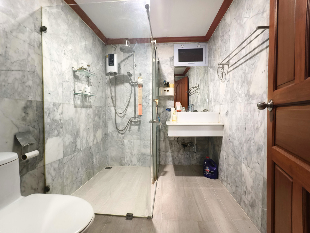 For SaleTownhomeRatchadapisek, Huaikwang, Suttisan : Twin house for sale, Supalai Ville Ratchada 32, width 10 meters, with bedroom on the ground floor. There is a maids room, parking for 4 cars, EV Charge, 4 bedrooms, 6 bathrooms, 51.5 sq m, next to a guardhouse.