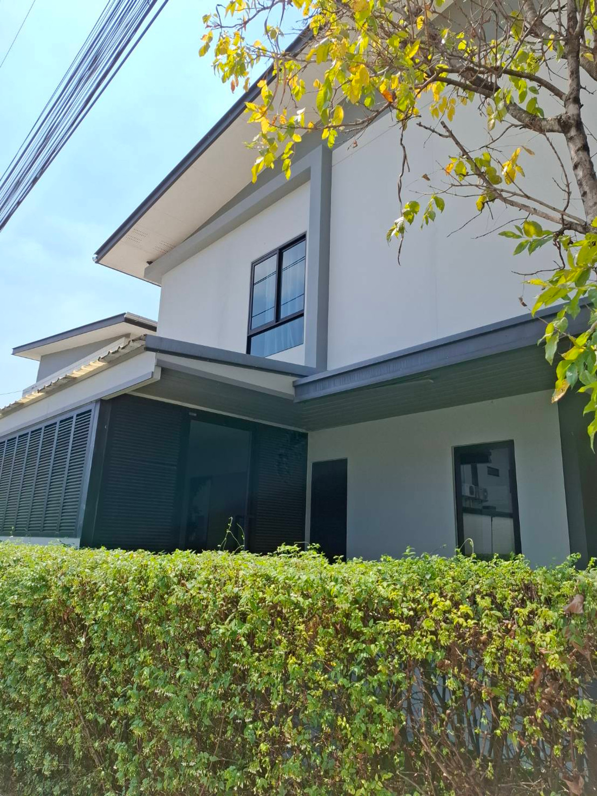 ขายบ้านปทุมธานี รังสิต ธรรมศาสตร์ : บ้านเดี่ยวคุ้มค่าเกินราคา หลังมุม ตกแต่งพร้อมอยู่  ติดถนนเลียบมอเตอร์เวย์ และ BTS ลำลูกกา(ในอนาคต) เดินทางง่ายสะดวกในทุกๆ วัน ที่ อีโค เฮ้าส์ วงแหวน-ลำลูกกา