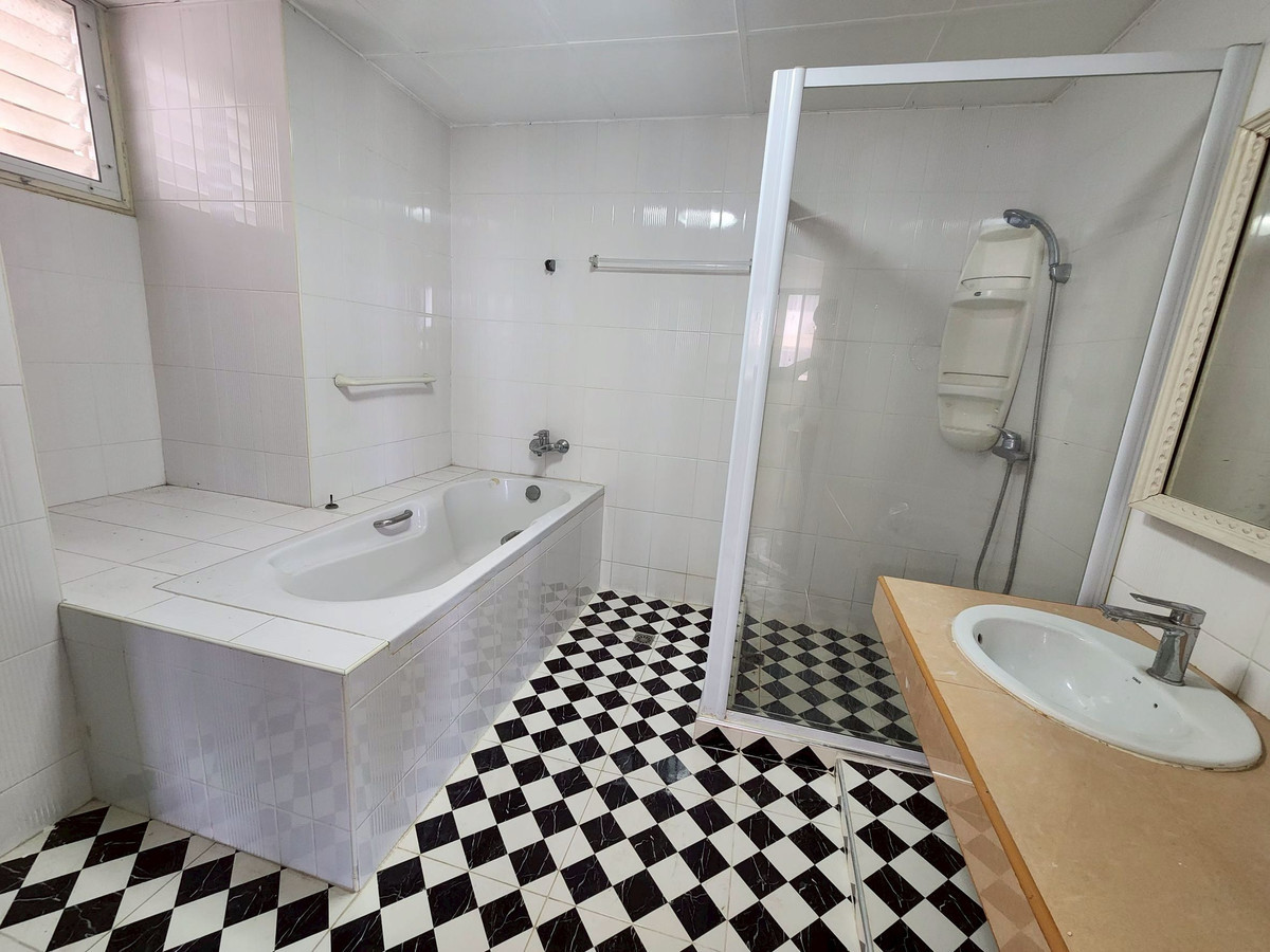 ให้เช่าคอนโดสุขุมวิท อโศก ทองหล่อ : ให้เช่าคอนโด Tai Ping Towers 4 ห้องนอน 252 ตร.ม. ย่านเอกมัย ใกล้BTS เอกมัย-ทองหล่อ