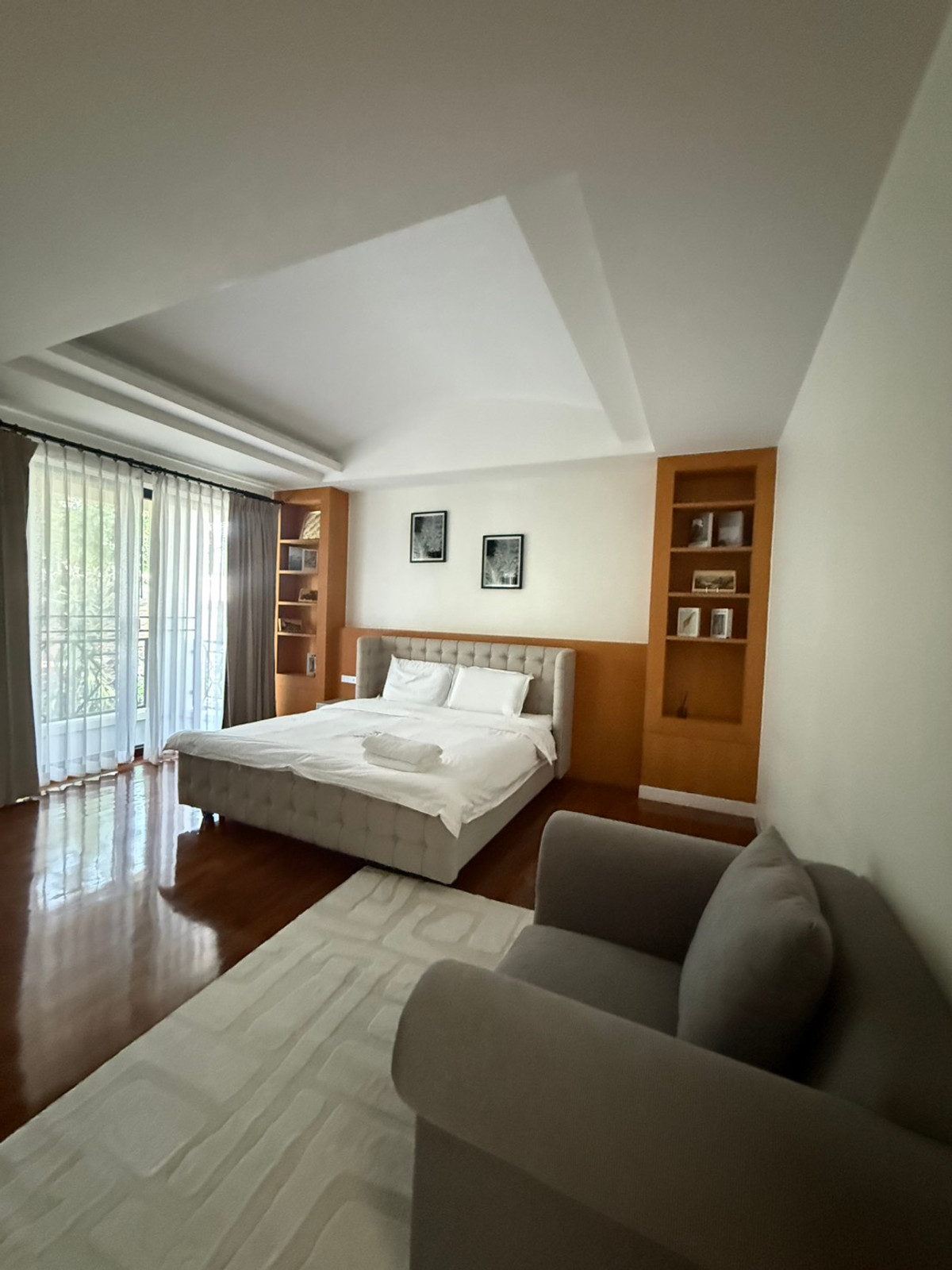 For RentHouseSukhumvit, Asoke, Thonglor : House for rent, House Pridi Phanomyong, 5 bedrooms, parking for up to 4-6 cars, near BTS Ekkamai-Thonglor.