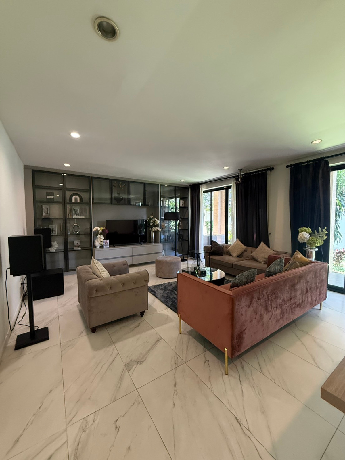 For RentHouseSukhumvit, Asoke, Thonglor : House for rent, House Pridi Phanomyong, 5 bedrooms, parking for up to 4-6 cars, near BTS Ekkamai-Thonglor.