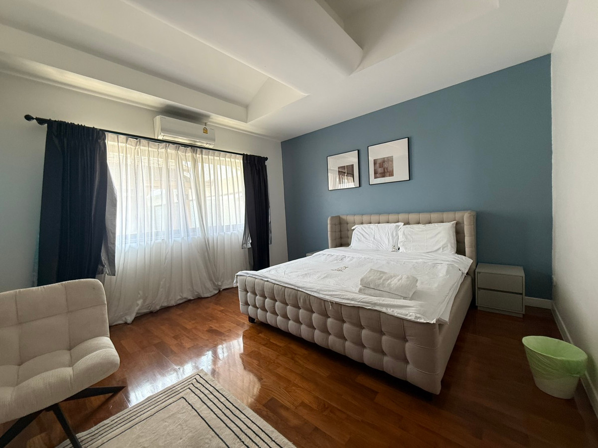 For RentHouseSukhumvit, Asoke, Thonglor : House for rent, House Pridi Phanomyong, 5 bedrooms, parking for up to 4-6 cars, near BTS Ekkamai-Thonglor.