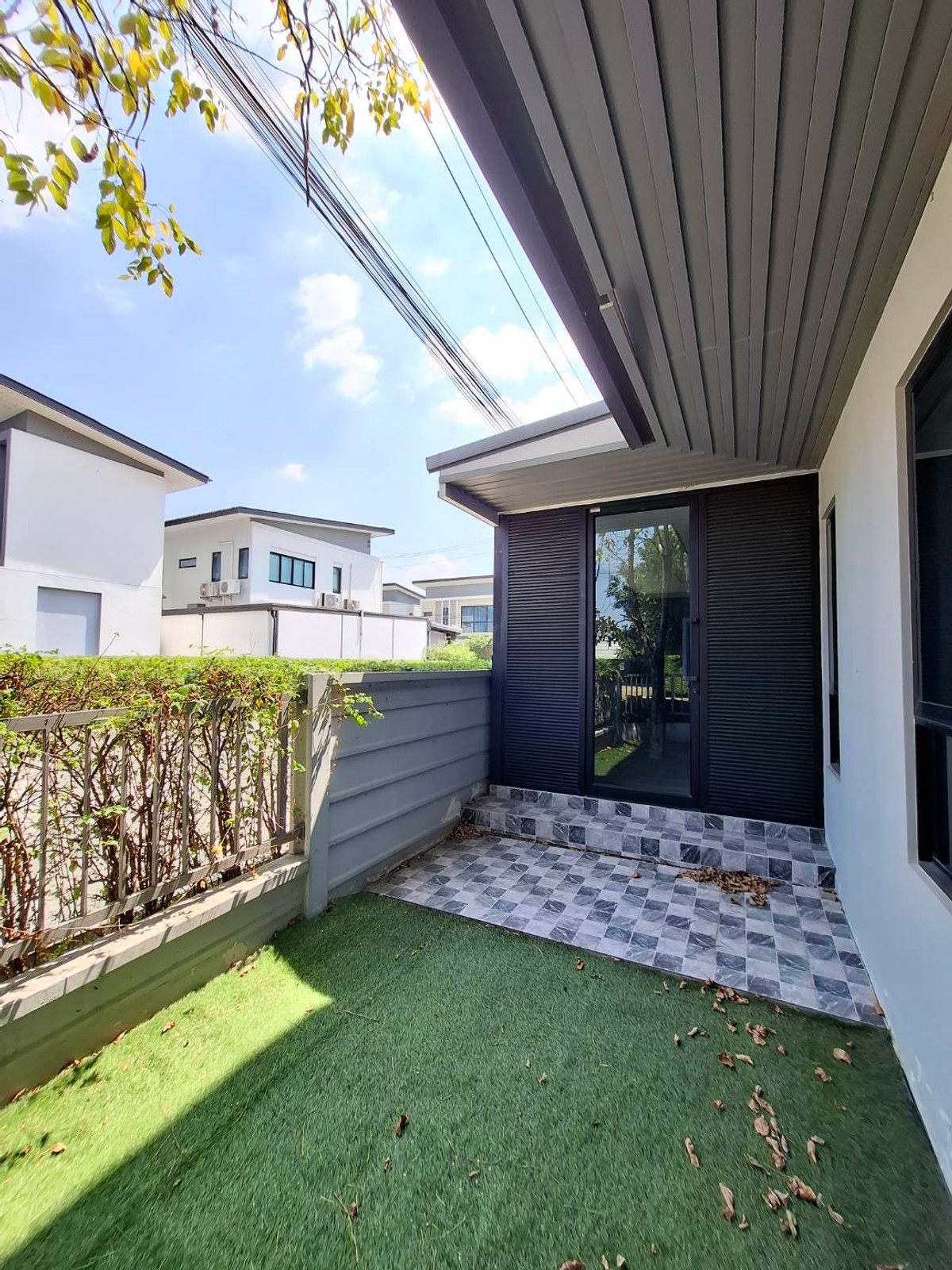 ขายบ้านปทุมธานี รังสิต ธรรมศาสตร์ : บ้านเดี่ยวคุ้มค่าเกินราคา หลังมุม ตกแต่งพร้อมอยู่  ติดถนนเลียบมอเตอร์เวย์ และ BTS ลำลูกกา(ในอนาคต) เดินทางง่ายสะดวกในทุกๆ วัน ที่ อีโค เฮ้าส์ วงแหวน-ลำลูกกา