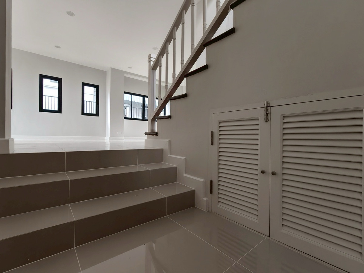 ขายบ้านรัตนาธิเบศร์ สนามบินน้ำ พระนั่งเกล้า : ขายบ้านรีโนเวทใหม่ หมู่บ้านธนาสิริ รัตนาธิเบศร์ บ้านเดี่ยว 2 ชั้น (หลังมุม) ติดถนนรัตนาธิเบศร์ ใกล้รถไฟฟ้าสายสีม่วง สถานีบางรักใหญ่ และทางด่วนศรีรัช สภาพพร้อมเข้าอยู่