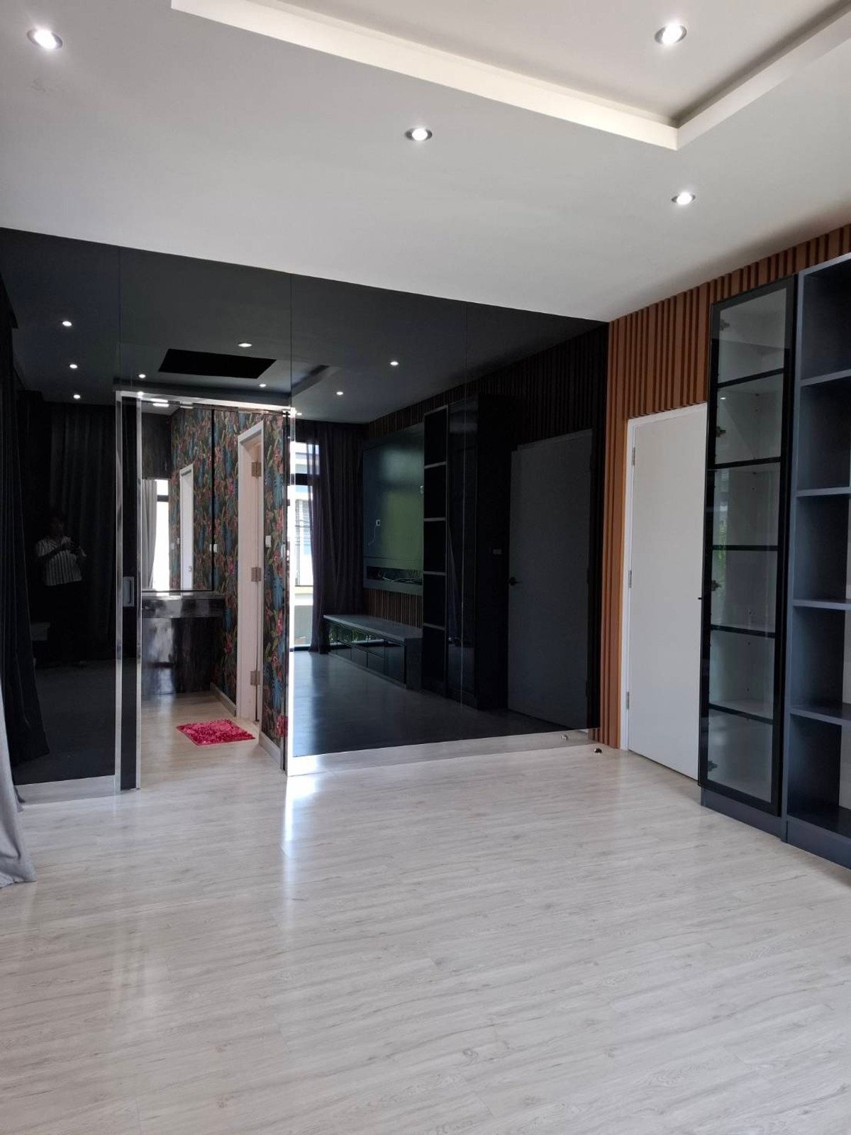 ขายบ้านปทุมธานี รังสิต ธรรมศาสตร์ : บ้านเดี่ยวคุ้มค่าเกินราคา หลังมุม ตกแต่งพร้อมอยู่  ติดถนนเลียบมอเตอร์เวย์ และ BTS ลำลูกกา(ในอนาคต) เดินทางง่ายสะดวกในทุกๆ วัน ที่ อีโค เฮ้าส์ วงแหวน-ลำลูกกา