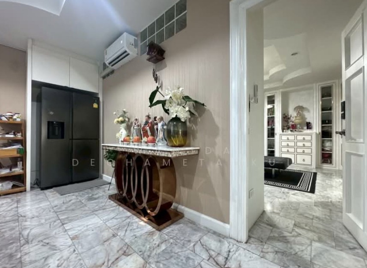 ขายบ้านพระราม 9 เพชรบุรีตัดใหม่ RCA : บ้านเดี่ยว 4 ชั้น พระราม9 ซ.43 พื้นที่ใช้สอยกว่า 704 ตรม. ใกล้ห้างเดอะไนน์ บ้านใจกลางเมือง มีระเบียงทุกห้อง ทิศเหนือ-ใต้ บ้านสวยสภาพดีมาก เหมาะอยู่อาศัย ทำโฮมออฟฟิศ คาเฟ่ เข้าออกได้หลายทาง