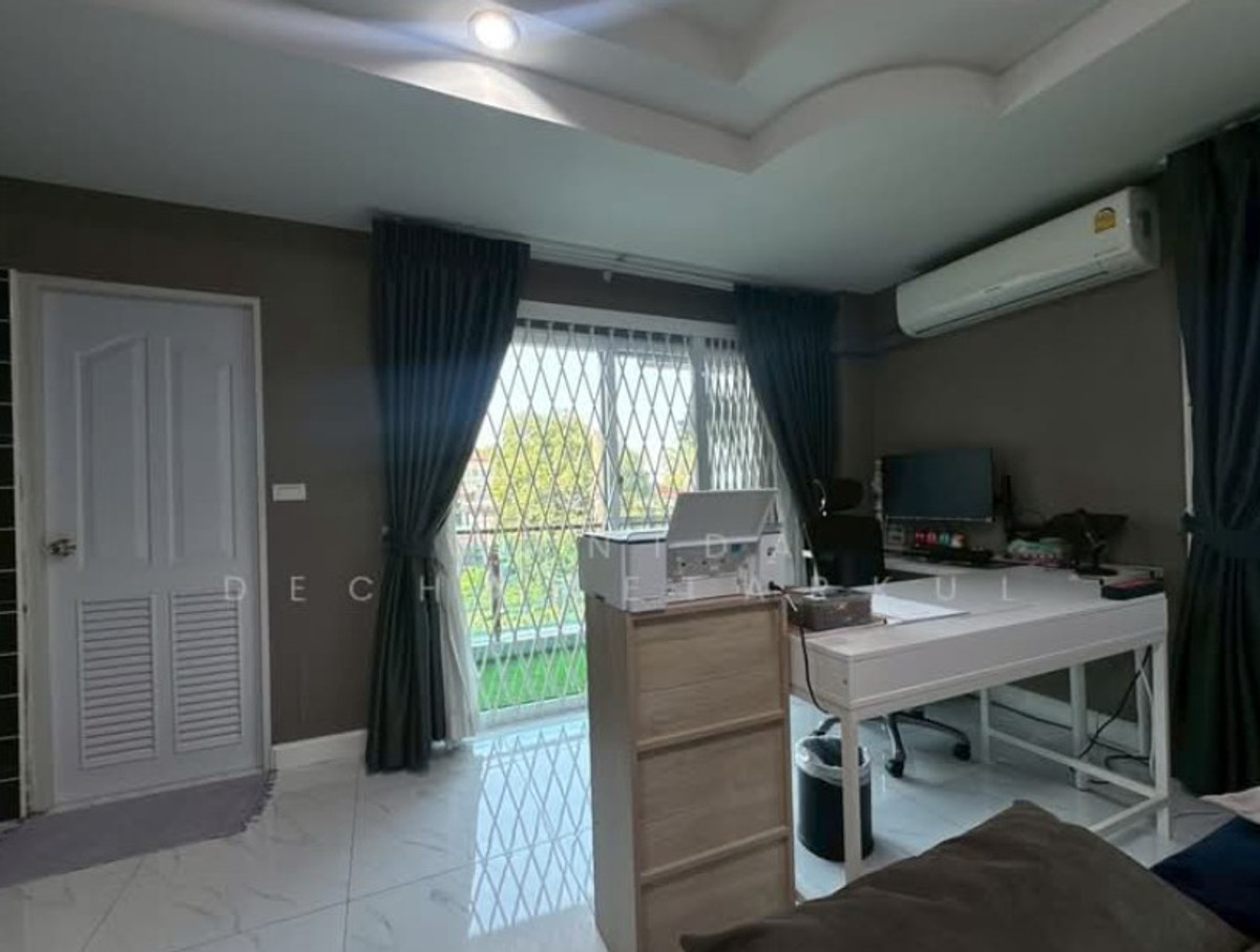 ขายบ้านพระราม 9 เพชรบุรีตัดใหม่ RCA : บ้านเดี่ยว 4 ชั้น พระราม9 ซ.43 พื้นที่ใช้สอยกว่า 704 ตรม. ใกล้ห้างเดอะไนน์ บ้านใจกลางเมือง มีระเบียงทุกห้อง ทิศเหนือ-ใต้ บ้านสวยสภาพดีมาก เหมาะอยู่อาศัย ทำโฮมออฟฟิศ คาเฟ่ เข้าออกได้หลายทาง