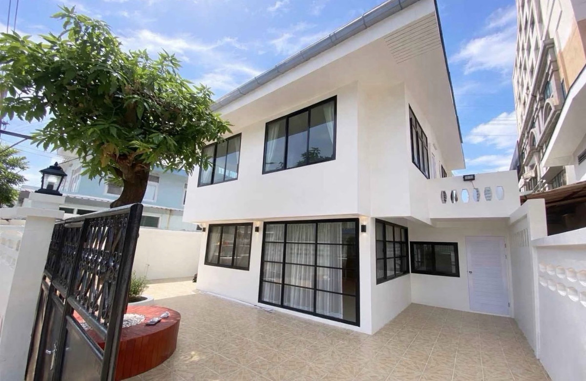 For RentHouseRatchadapisek, Huaikwang, Suttisan : 5-Bedroom House for Rent in Sutthisan-Huai Khwang near MRT Sutthisan, parking for 4 cars, close to Ratchada CBD  