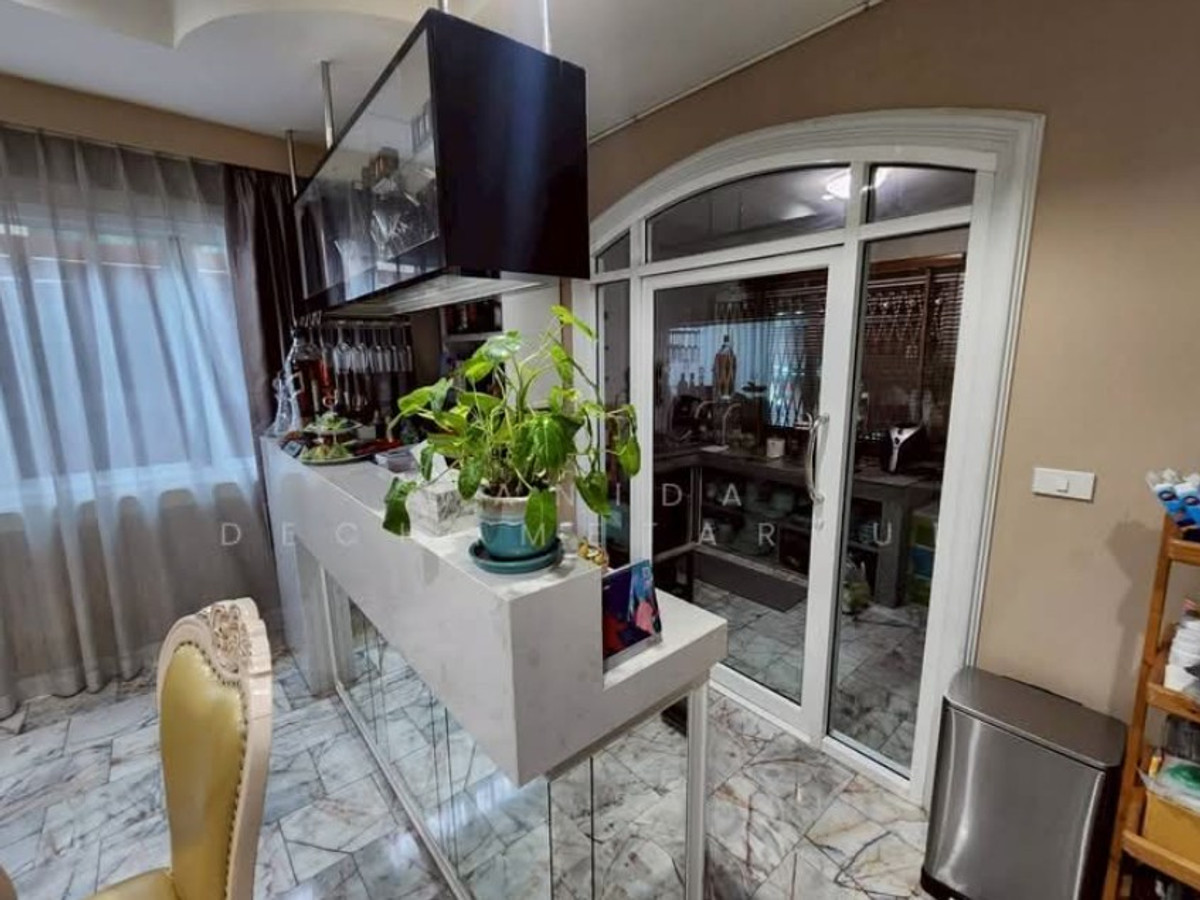 ขายบ้านพระราม 9 เพชรบุรีตัดใหม่ RCA : บ้านเดี่ยว 4 ชั้น พระราม9 ซ.43 พื้นที่ใช้สอยกว่า 704 ตรม. ใกล้ห้างเดอะไนน์ บ้านใจกลางเมือง มีระเบียงทุกห้อง ทิศเหนือ-ใต้ บ้านสวยสภาพดีมาก เหมาะอยู่อาศัย ทำโฮมออฟฟิศ คาเฟ่ เข้าออกได้หลายทาง