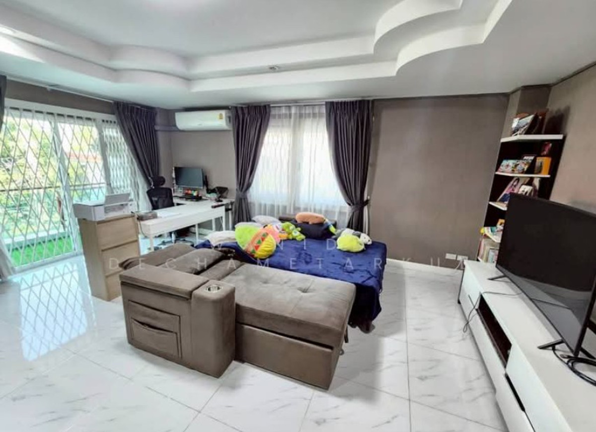 ขายบ้านพระราม 9 เพชรบุรีตัดใหม่ RCA : บ้านเดี่ยว 4 ชั้น พระราม9 ซ.43 พื้นที่ใช้สอยกว่า 704 ตรม. ใกล้ห้างเดอะไนน์ บ้านใจกลางเมือง มีระเบียงทุกห้อง ทิศเหนือ-ใต้ บ้านสวยสภาพดีมาก เหมาะอยู่อาศัย ทำโฮมออฟฟิศ คาเฟ่ เข้าออกได้หลายทาง