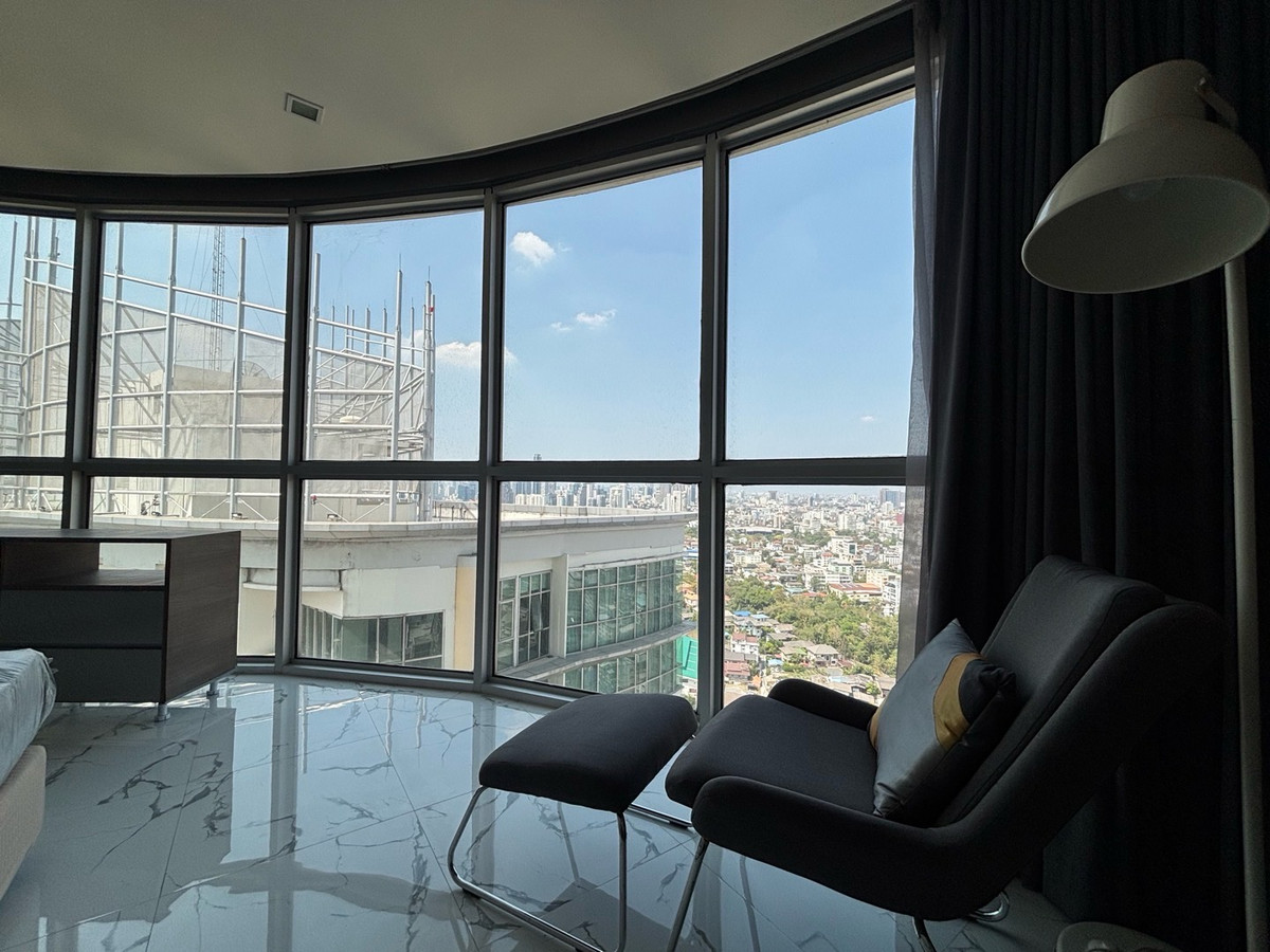 ให้เช่าคอนโดอ่อนนุช อุดมสุข : ✨ ให้เช่าคอนโดหรู Rare Layout ห้องมุมโค้ง วิวเมืองกรุงเทพชั้นสูง สวยมาก
📍 โครงการ Skywalk Residences
ใกล้ BTS พระโขนง เพียง 250 เมตร (เดิน 3 นาที) :25,000 THB/month 51ตรม