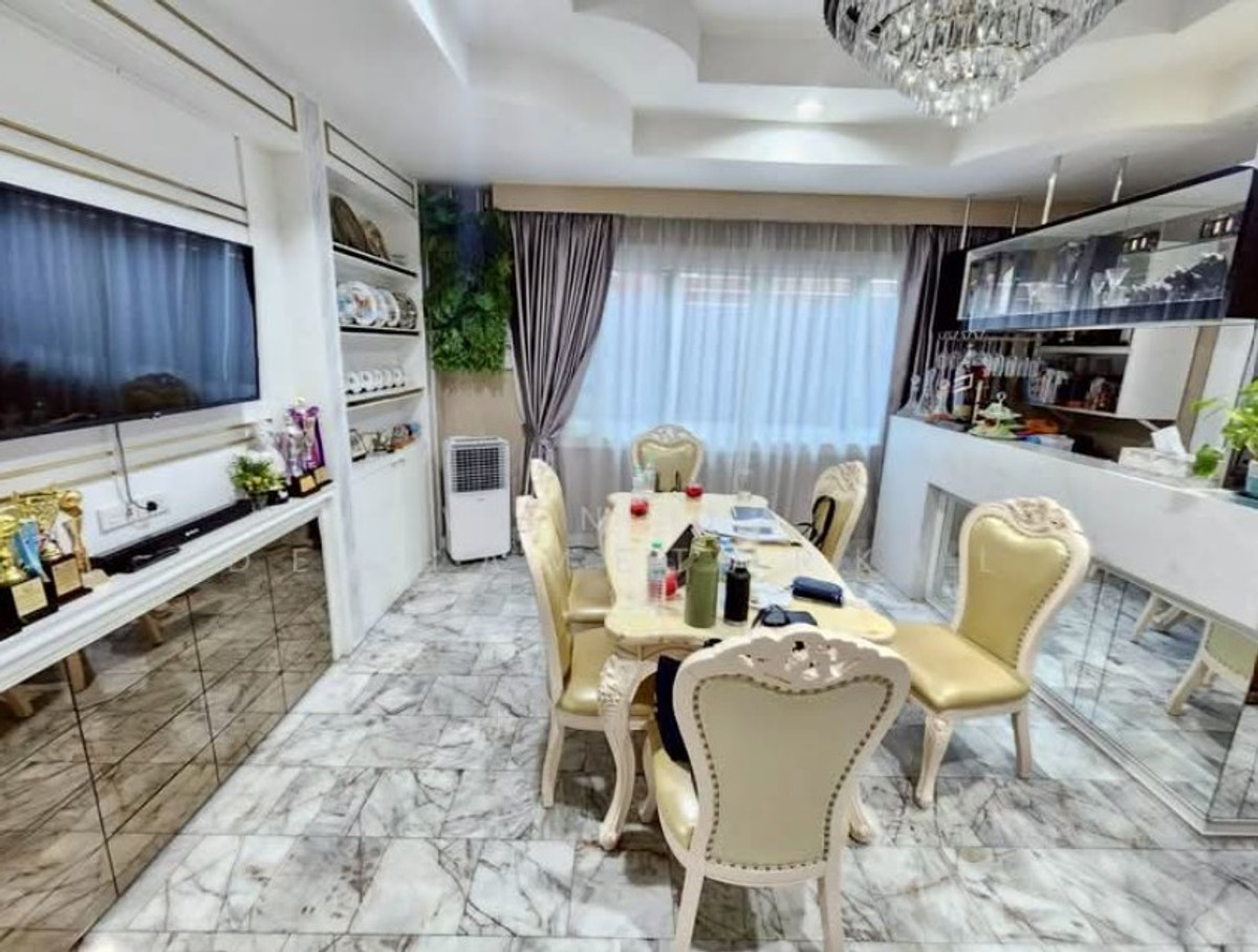 ขายบ้านพระราม 9 เพชรบุรีตัดใหม่ RCA : บ้านเดี่ยว 4 ชั้น พระราม9 ซ.43 พื้นที่ใช้สอยกว่า 704 ตรม. ใกล้ห้างเดอะไนน์ บ้านใจกลางเมือง มีระเบียงทุกห้อง ทิศเหนือ-ใต้ บ้านสวยสภาพดีมาก เหมาะอยู่อาศัย ทำโฮมออฟฟิศ คาเฟ่ เข้าออกได้หลายทาง