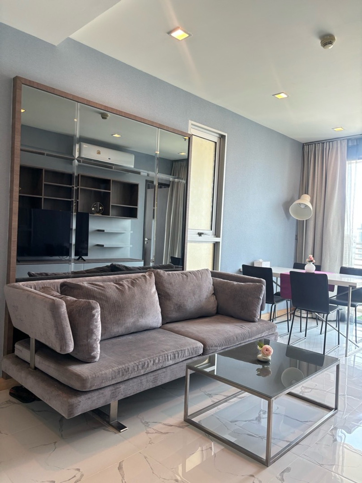 ให้เช่าคอนโดอ่อนนุช อุดมสุข : ✨ ให้เช่าคอนโดหรู Rare Layout ห้องมุมโค้ง วิวเมืองกรุงเทพชั้นสูง สวยมาก
📍 โครงการ Skywalk Residences
ใกล้ BTS พระโขนง เพียง 250 เมตร (เดิน 3 นาที) :25,000 THB/month 51ตรม