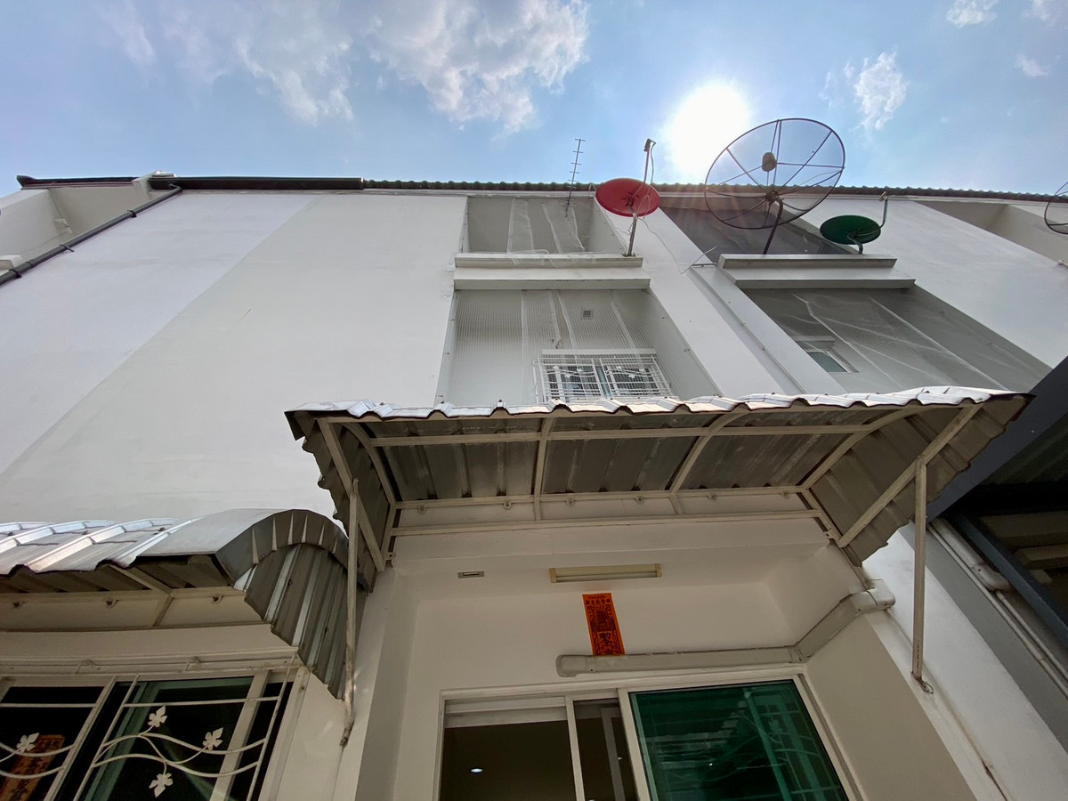 ขายทาวน์โฮมลาดพร้าว101 แฮปปี้แลนด์ : ขายทาวน์โฮม 3 ชั้น บ้านกลางเมือง ลาดพร้าว 87 | บ้านเปล่า แต่งได้ตามสไตล์ | ทำเลเมือง เดินทางสะดวก