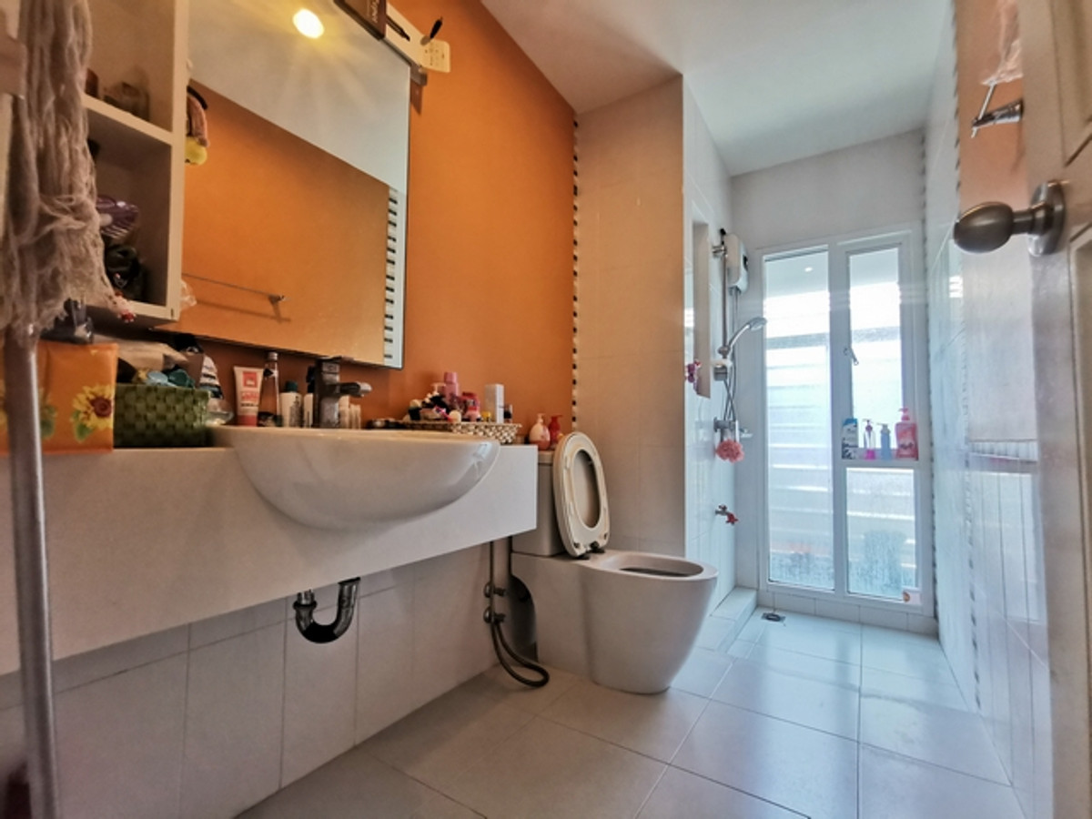 For SaleHouseLadkrabang, Suwannaphum Airport : Single house for sale, De Tawan Village, Ramkhamhaeng, ready to move in, size 62 sq m, Soi Mistine. Kheha Romklao Road, complete extension