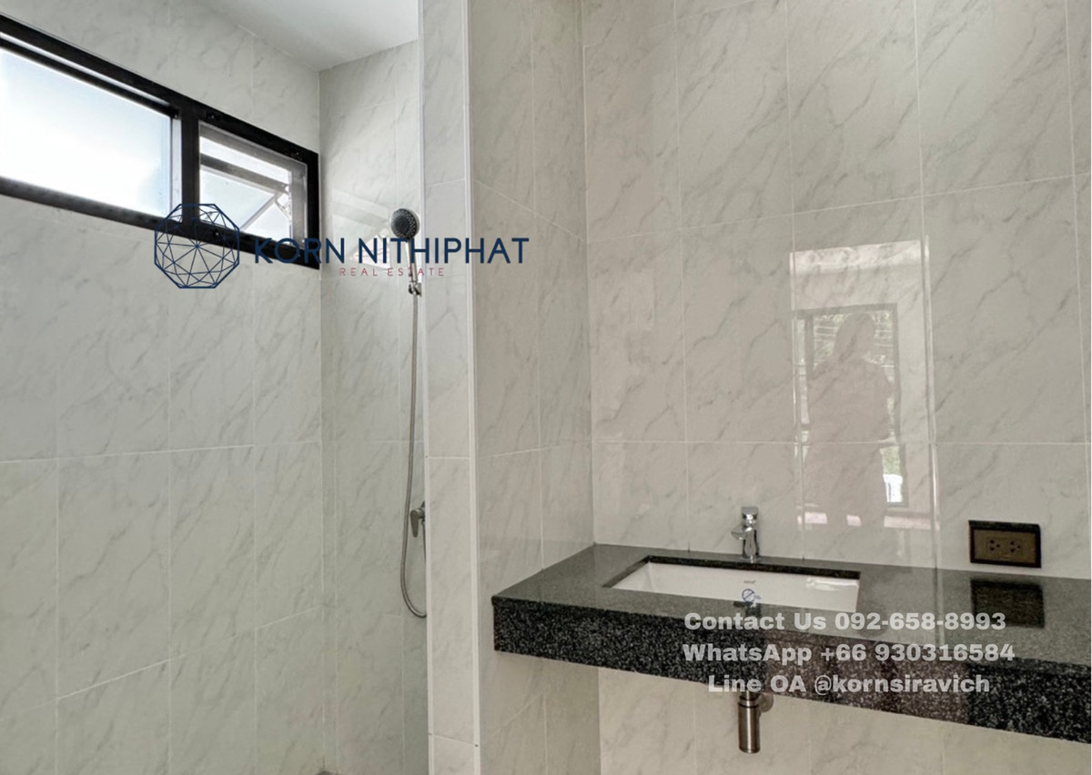 For RentRetail SpaceOnnut, Udomsuk : Single house for rent, doing business, Pridi Banomyong, Sukhumvit 71, parking for many cars.