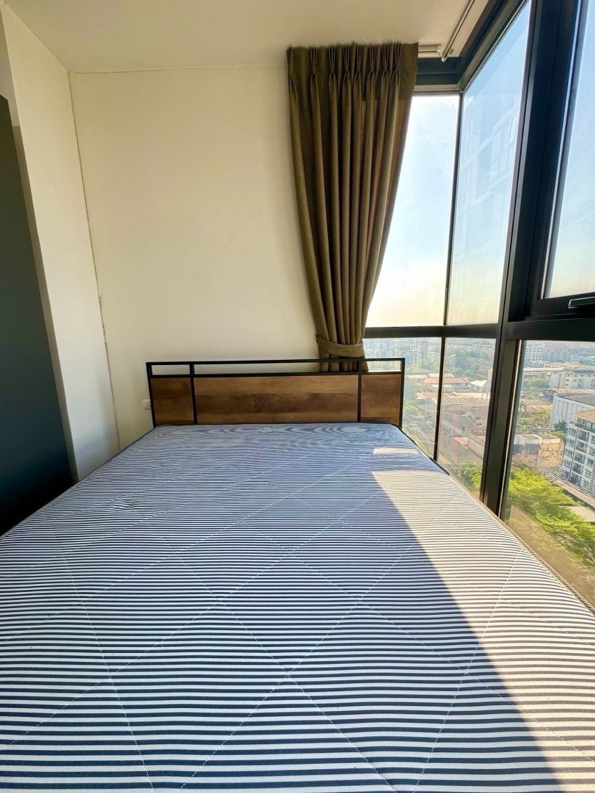 For RentCondoRama9, Petchburi, RCA : For rent: The Base Garden Rama9, corner room, ready to move in.