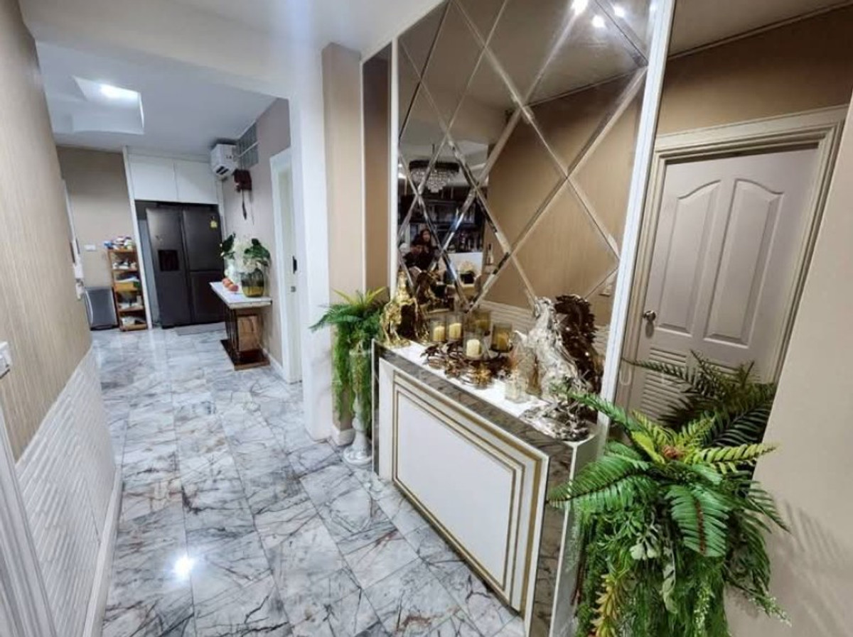 ขายบ้านพระราม 9 เพชรบุรีตัดใหม่ RCA : บ้านเดี่ยว 4 ชั้น พระราม9 ซ.43 พื้นที่ใช้สอยกว่า 704 ตรม. ใกล้ห้างเดอะไนน์ บ้านใจกลางเมือง มีระเบียงทุกห้อง ทิศเหนือ-ใต้ บ้านสวยสภาพดีมาก เหมาะอยู่อาศัย ทำโฮมออฟฟิศ คาเฟ่ เข้าออกได้หลายทาง