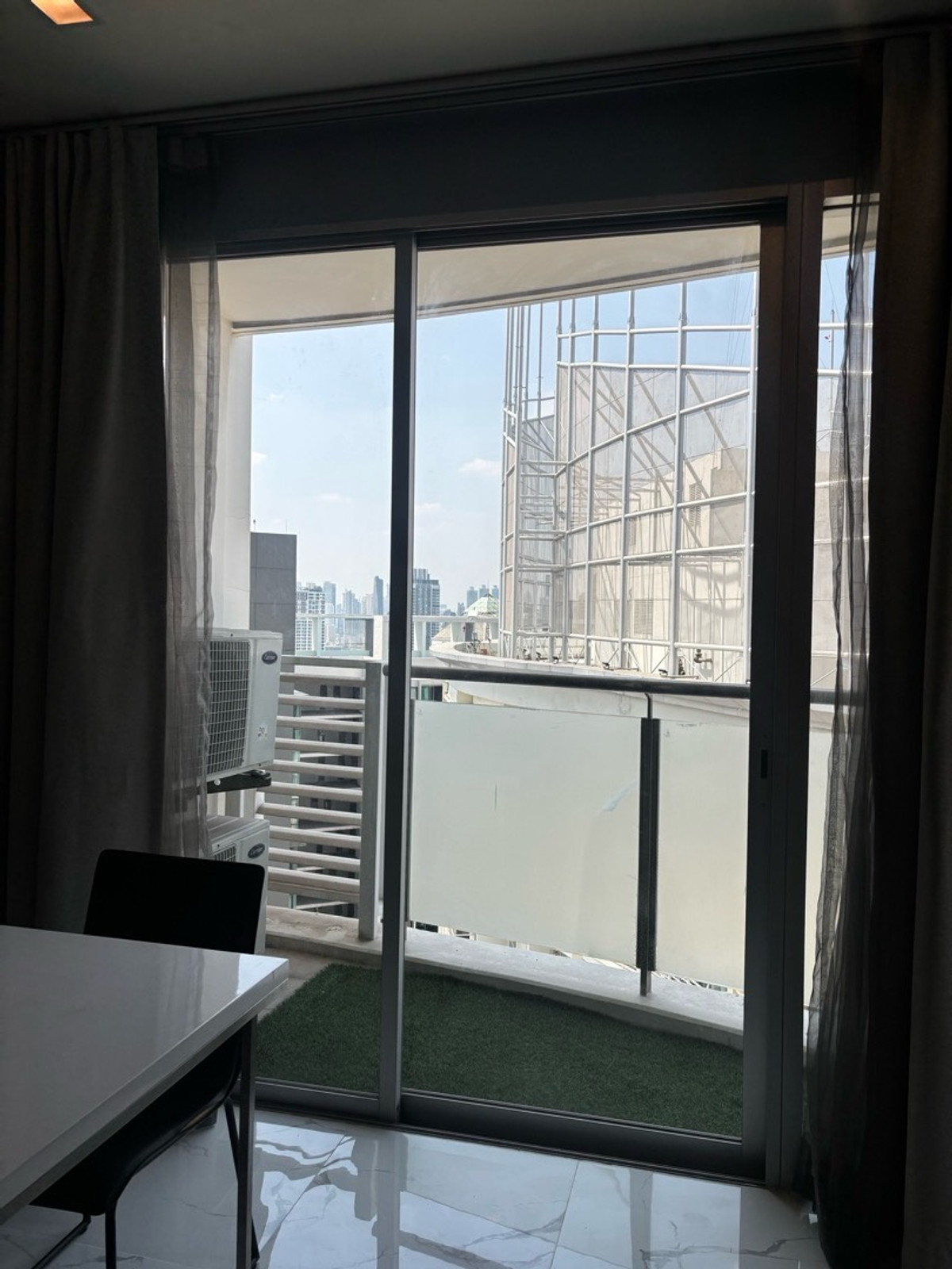 ให้เช่าคอนโดอ่อนนุช อุดมสุข : ✨ ให้เช่าคอนโดหรู Rare Layout ห้องมุมโค้ง วิวเมืองกรุงเทพชั้นสูง สวยมาก
📍 โครงการ Skywalk Residences
ใกล้ BTS พระโขนง เพียง 250 เมตร (เดิน 3 นาที) :25,000 THB/month 51ตรม