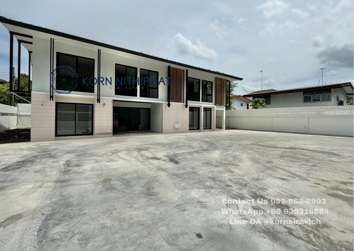 For RentRetail SpaceOnnut, Udomsuk : Single house for rent, doing business, Pridi Banomyong, Sukhumvit 71, parking for many cars.