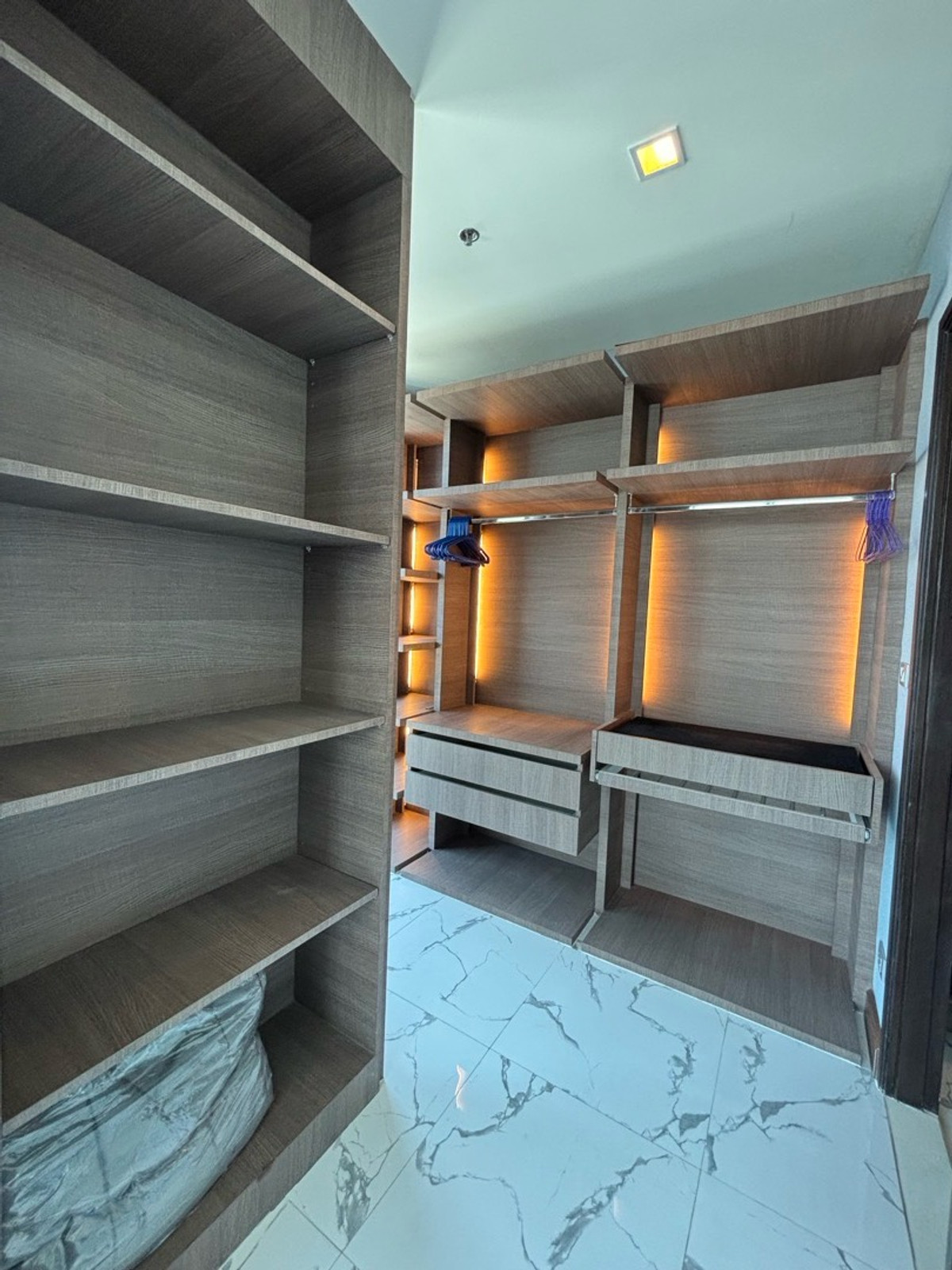 ให้เช่าคอนโดอ่อนนุช อุดมสุข : ✨ ให้เช่าคอนโดหรู Rare Layout ห้องมุมโค้ง วิวเมืองกรุงเทพชั้นสูง สวยมาก
📍 โครงการ Skywalk Residences
ใกล้ BTS พระโขนง เพียง 250 เมตร (เดิน 3 นาที) :25,000 THB/month 51ตรม