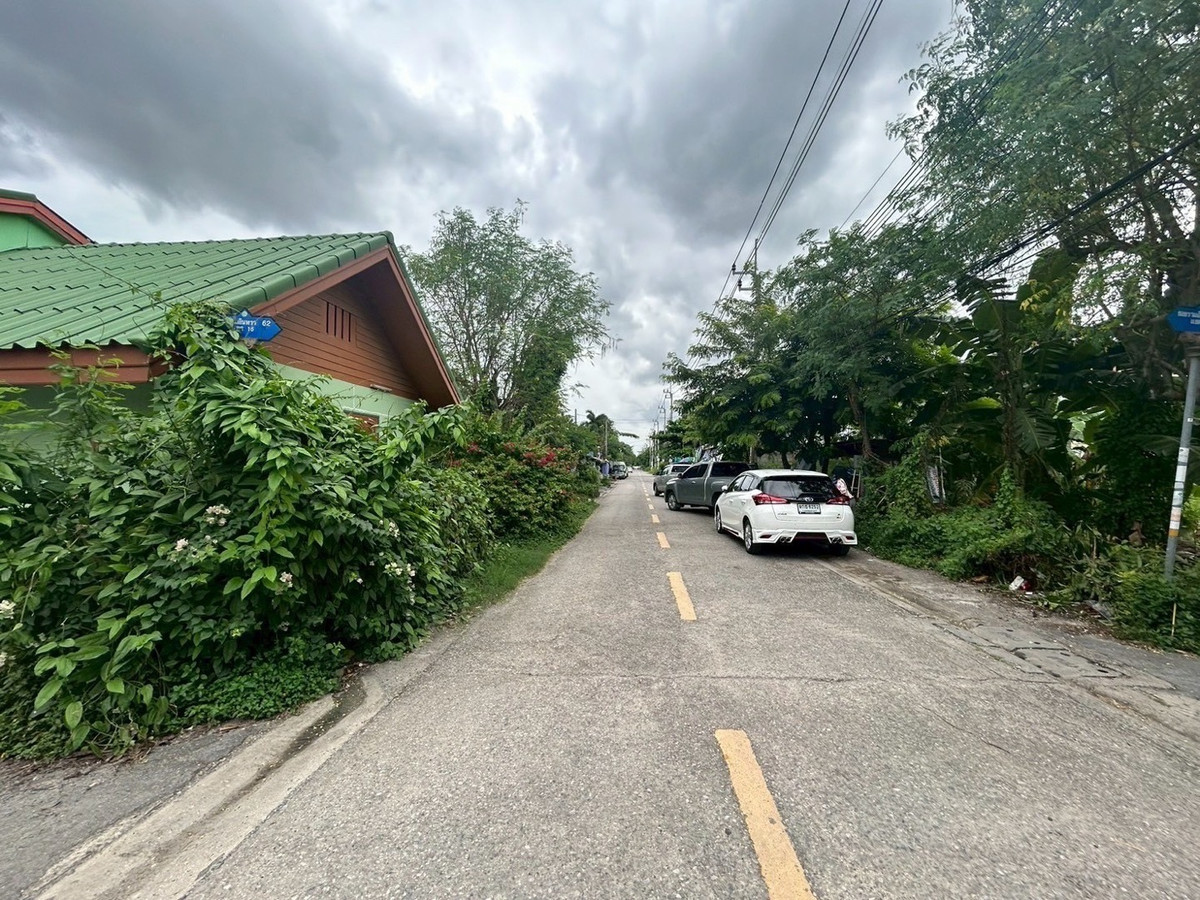 For SaleLandNawamin, Ramindra : Land for sale, Ramintra 62, next to the road on 2 sides, 2 ways to enter, suitable for building a house, office, area 2-1-88 rai, beautiful plot, cheaper price, nearby.