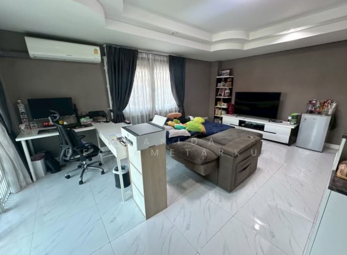 ขายบ้านพระราม 9 เพชรบุรีตัดใหม่ RCA : บ้านเดี่ยว 4 ชั้น พระราม9 ซ.43 พื้นที่ใช้สอยกว่า 704 ตรม. ใกล้ห้างเดอะไนน์ บ้านใจกลางเมือง มีระเบียงทุกห้อง ทิศเหนือ-ใต้ บ้านสวยสภาพดีมาก เหมาะอยู่อาศัย ทำโฮมออฟฟิศ คาเฟ่ เข้าออกได้หลายทาง