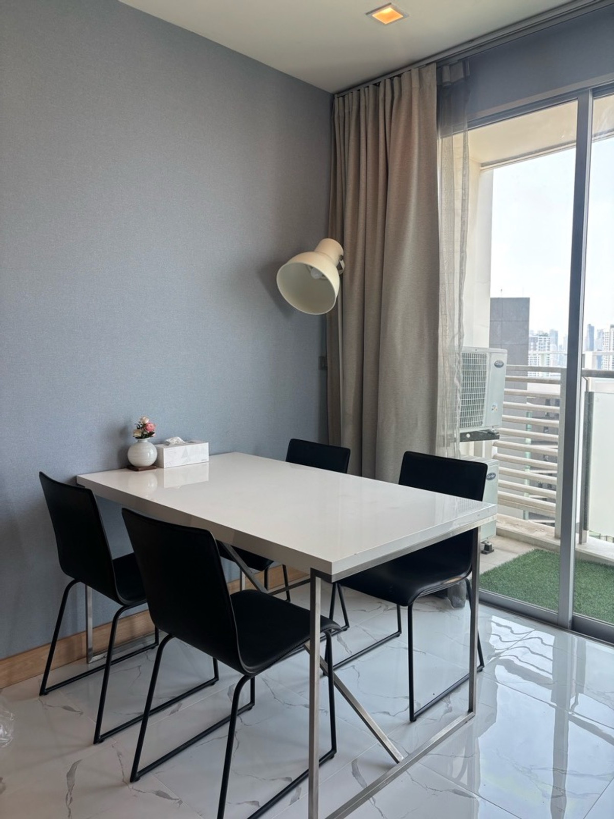 ให้เช่าคอนโดอ่อนนุช อุดมสุข : ✨ ให้เช่าคอนโดหรู Rare Layout ห้องมุมโค้ง วิวเมืองกรุงเทพชั้นสูง สวยมาก
📍 โครงการ Skywalk Residences
ใกล้ BTS พระโขนง เพียง 250 เมตร (เดิน 3 นาที) :25,000 THB/month 51ตรม