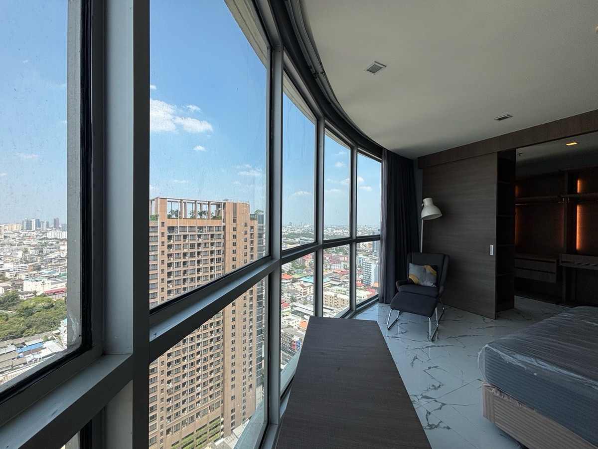 For RentCondoOnnut, Udomsuk : 🔔✨🚆Rare curved corner unit with stunning Bangkok city view – High Floor!
Special price 25,000 THB/month (Only 1 unit at this price)📍skywalk residences BTS Phrakhanong 250m (walk3mins)