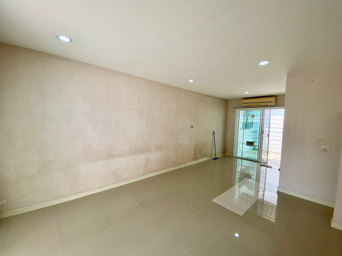 ขายทาวน์โฮมลาดพร้าว101 แฮปปี้แลนด์ : ขายทาวน์โฮม 3 ชั้น บ้านกลางเมือง ลาดพร้าว 87 | บ้านเปล่า แต่งได้ตามสไตล์ | ทำเลเมือง เดินทางสะดวก