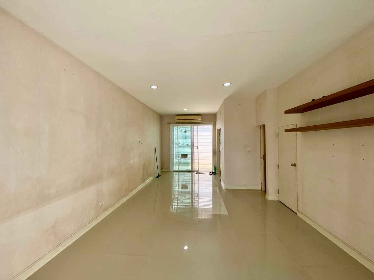 ขายทาวน์โฮมลาดพร้าว101 แฮปปี้แลนด์ : ขายทาวน์โฮม 3 ชั้น บ้านกลางเมือง ลาดพร้าว 87 | บ้านเปล่า แต่งได้ตามสไตล์ | ทำเลเมือง เดินทางสะดวก