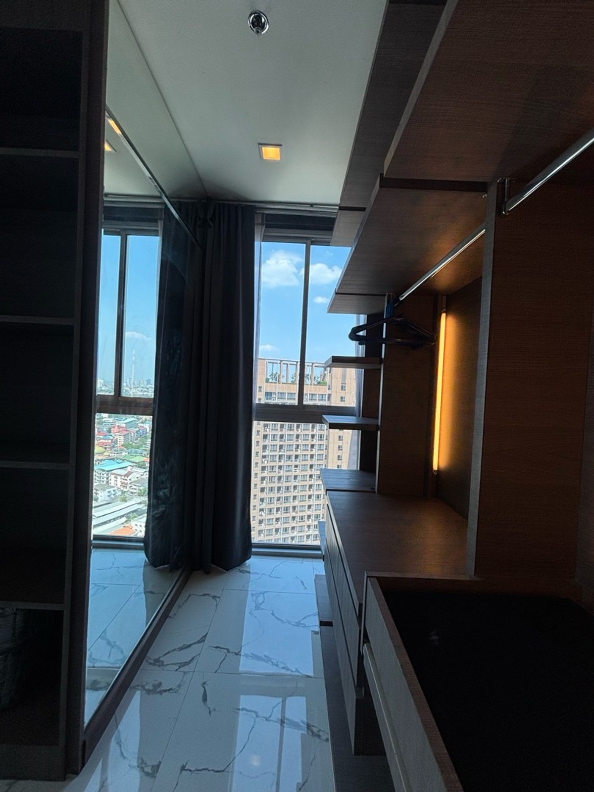 ให้เช่าคอนโดอ่อนนุช อุดมสุข : ✨ ให้เช่าคอนโดหรู Rare Layout ห้องมุมโค้ง วิวเมืองกรุงเทพชั้นสูง สวยมาก
📍 โครงการ Skywalk Residences
ใกล้ BTS พระโขนง เพียง 250 เมตร (เดิน 3 นาที) :25,000 THB/month 51ตรม