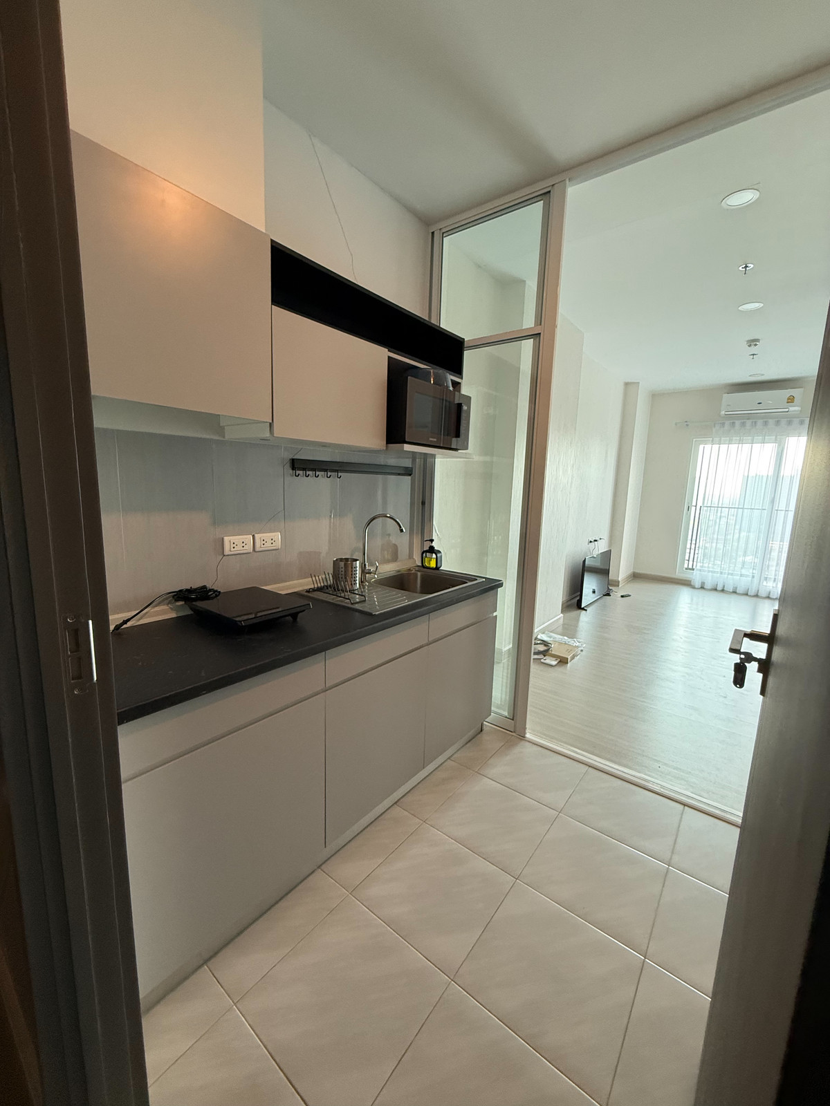 For RentCondoThaphra, Talat Phlu, Wutthakat : Supalai Loft Sathorn Ratchapruek【𝐑𝐄𝐍𝐓】🔥High-ceilinged loft with an open-plan structure, giving it a cool studio feel and plenty of room for further customization!🔥 Contact Line ID: @hacondo