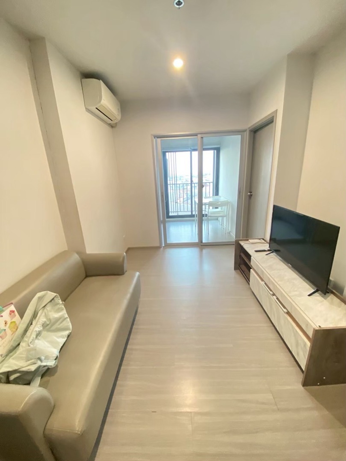 For RentCondoBang kae, Phetkasem : !!Guaranteed price Big room 35 sq m. Floor not high. 
🥰If next to MRT Phasi Charoen and Seacon Bang Khae Department Store Must be here 🥰