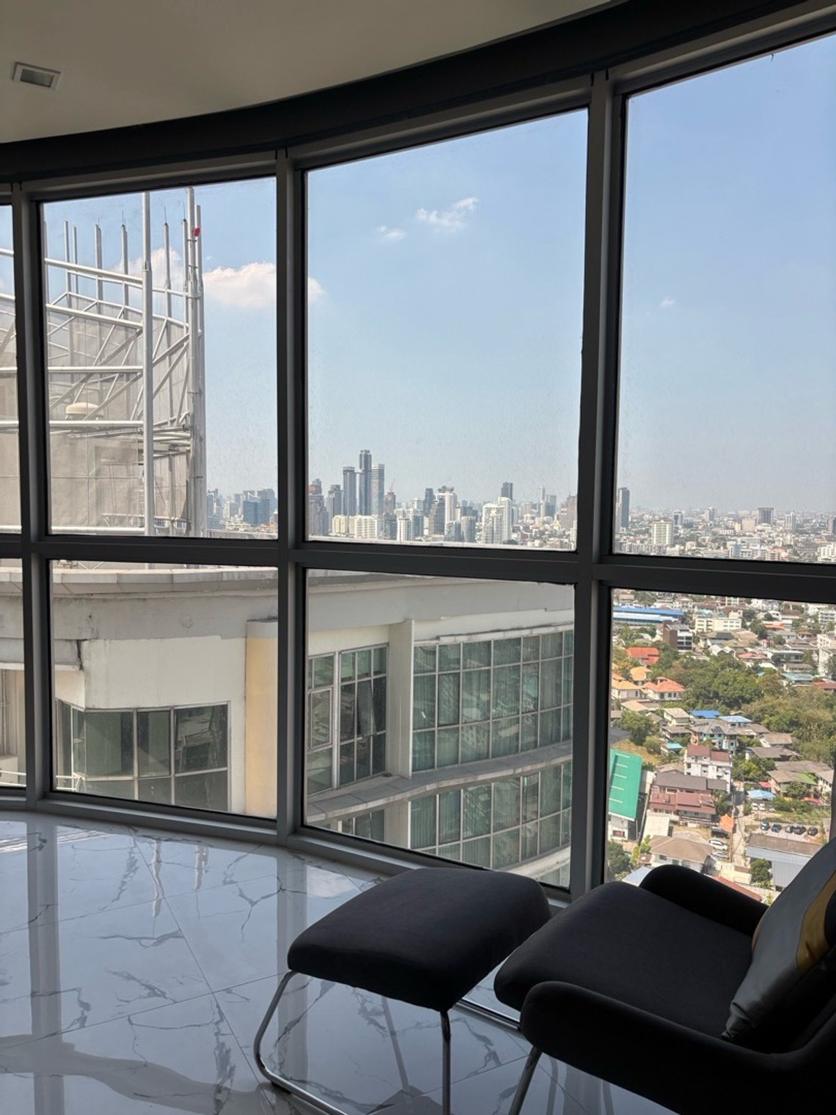 ให้เช่าคอนโดอ่อนนุช อุดมสุข : ✨ ให้เช่าคอนโดหรู Rare Layout ห้องมุมโค้ง วิวเมืองกรุงเทพชั้นสูง สวยมาก
📍 โครงการ Skywalk Residences
ใกล้ BTS พระโขนง เพียง 250 เมตร (เดิน 3 นาที) :25,000 THB/month 51ตรม