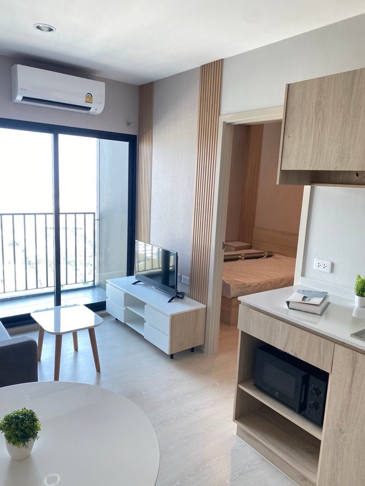 For RentCondoPattanakan, Srinakarin : Room for rent, Nue noble Srinakarin Lasalle, near the BTS, on the main road, size 26.32, floor 27.