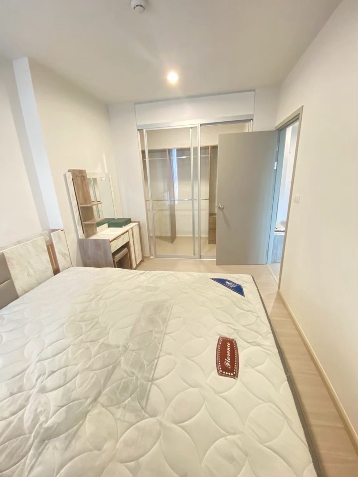 For RentCondoBang kae, Phetkasem : !!Guaranteed price Big room 35 sq m. Floor not high. 
🥰If next to MRT Phasi Charoen and Seacon Bang Khae Department Store Must be here 🥰