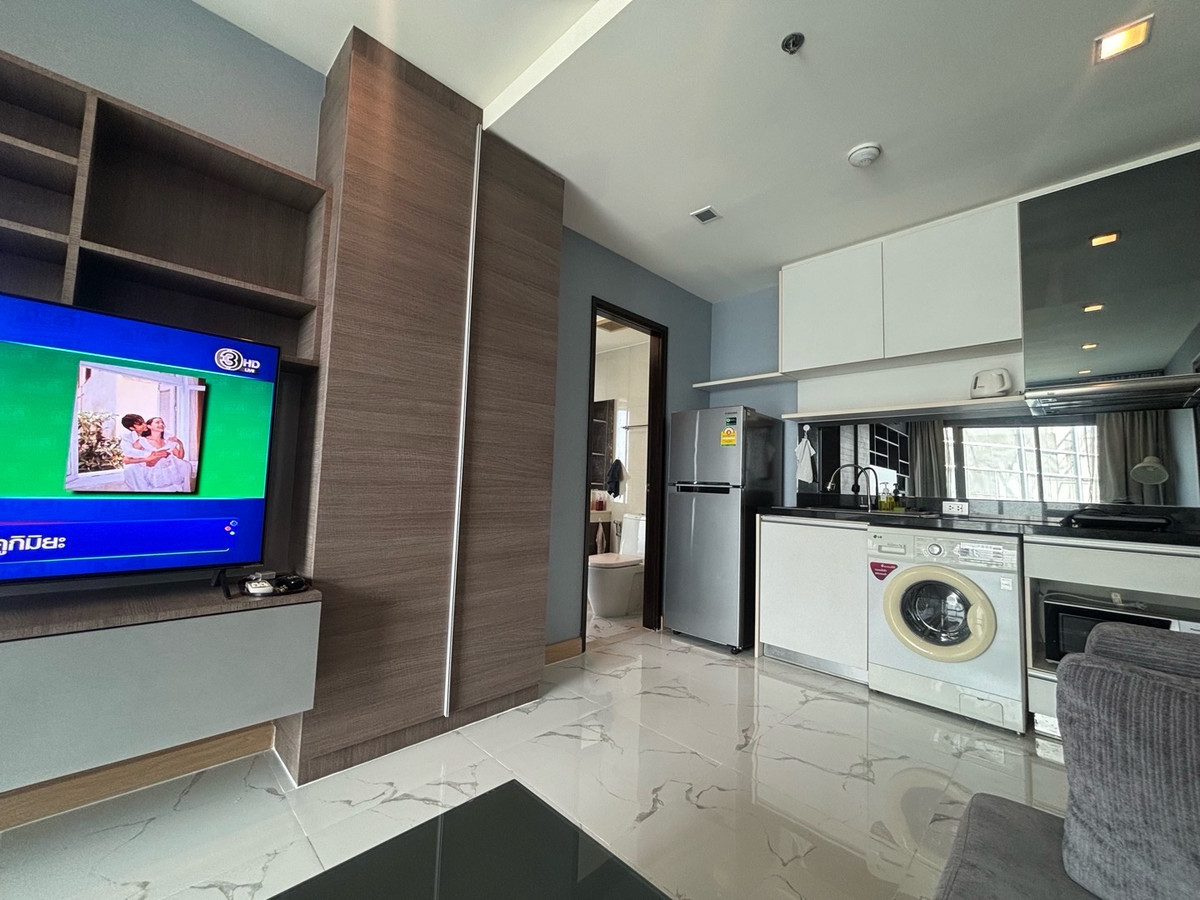 ให้เช่าคอนโดอ่อนนุช อุดมสุข : ✨ ให้เช่าคอนโดหรู Rare Layout ห้องมุมโค้ง วิวเมืองกรุงเทพชั้นสูง สวยมาก
📍 โครงการ Skywalk Residences
ใกล้ BTS พระโขนง เพียง 250 เมตร (เดิน 3 นาที) :25,000 THB/month 51ตรม