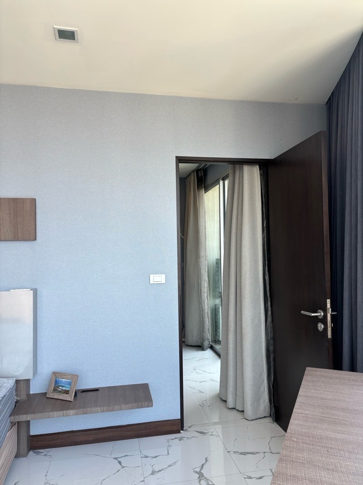 ให้เช่าคอนโดอ่อนนุช อุดมสุข : ✨ ให้เช่าคอนโดหรู Rare Layout ห้องมุมโค้ง วิวเมืองกรุงเทพชั้นสูง สวยมาก
📍 โครงการ Skywalk Residences
ใกล้ BTS พระโขนง เพียง 250 เมตร (เดิน 3 นาที) :25,000 THB/month 51ตรม