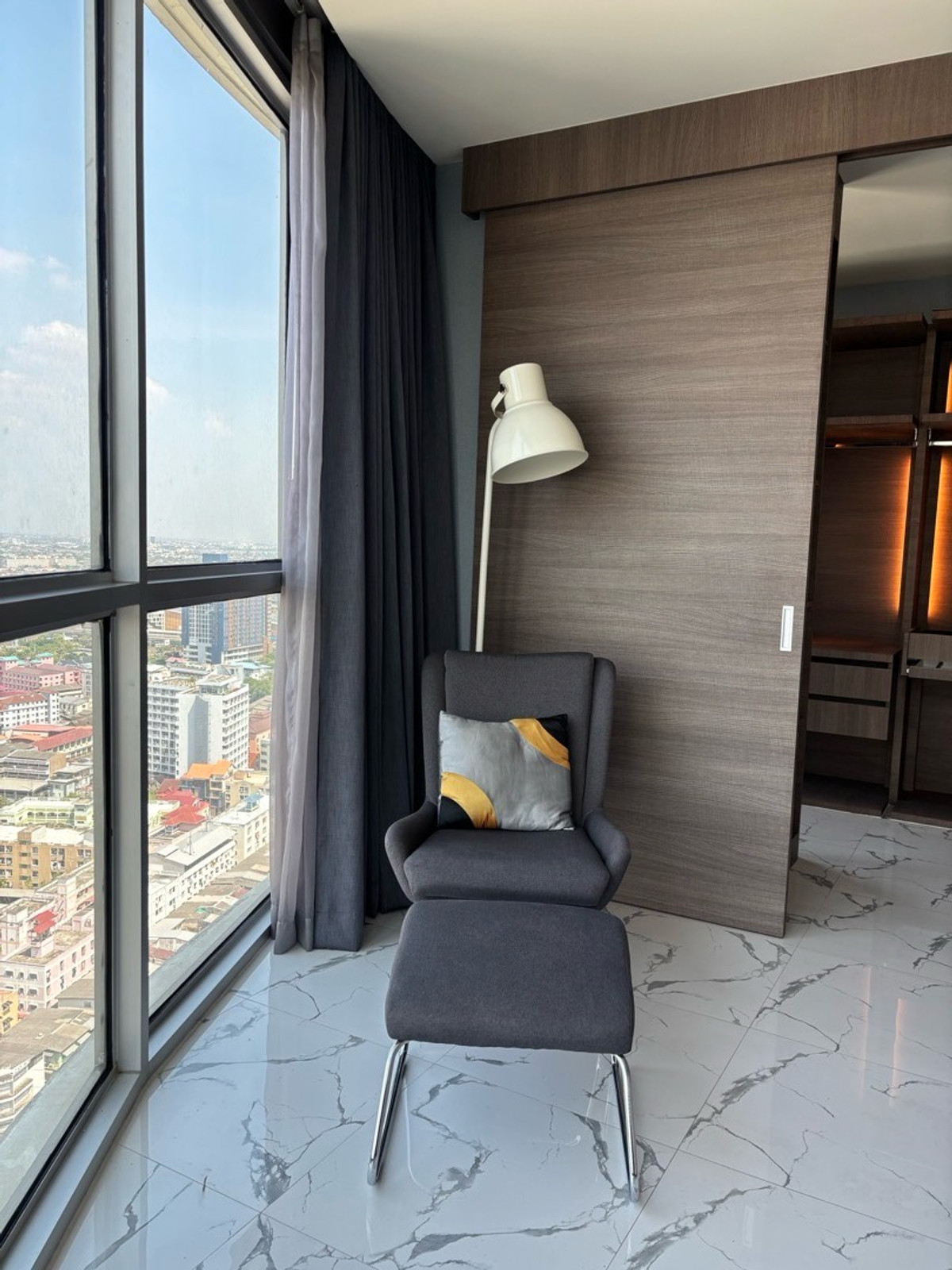 ให้เช่าคอนโดอ่อนนุช อุดมสุข : ✨ ให้เช่าคอนโดหรู Rare Layout ห้องมุมโค้ง วิวเมืองกรุงเทพชั้นสูง สวยมาก
📍 โครงการ Skywalk Residences
ใกล้ BTS พระโขนง เพียง 250 เมตร (เดิน 3 นาที) :25,000 THB/month 51ตรม