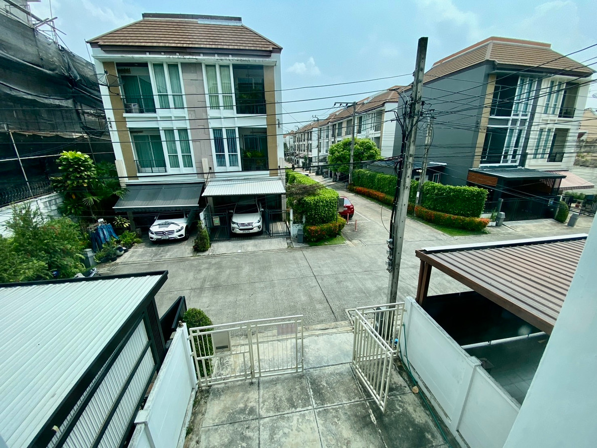 ขายทาวน์โฮมลาดพร้าว101 แฮปปี้แลนด์ : ขายทาวน์โฮม 3 ชั้น บ้านกลางเมือง ลาดพร้าว 87 | บ้านเปล่า แต่งได้ตามสไตล์ | ทำเลเมือง เดินทางสะดวก