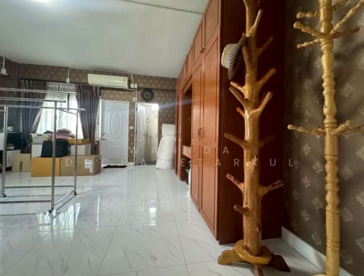 ขายบ้านพระราม 9 เพชรบุรีตัดใหม่ RCA : บ้านเดี่ยว 4 ชั้น พระราม9 ซ.43 พื้นที่ใช้สอยกว่า 704 ตรม. ใกล้ห้างเดอะไนน์ บ้านใจกลางเมือง มีระเบียงทุกห้อง ทิศเหนือ-ใต้ บ้านสวยสภาพดีมาก เหมาะอยู่อาศัย ทำโฮมออฟฟิศ คาเฟ่ เข้าออกได้หลายทาง