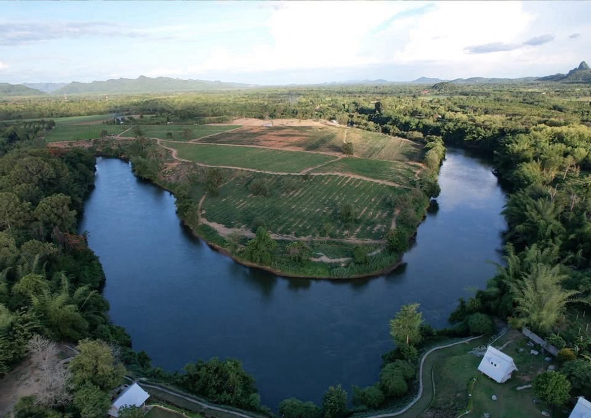 ขายที่ดินกาญจนบุรี : ที่ดินติดแม่น้ำแควน้อย หน้ากว้าง 550 เมตร โค้งน้ำสวย วิวเปิด เหมาะทำรีสอร์ทหรู กาญจนบุรี
