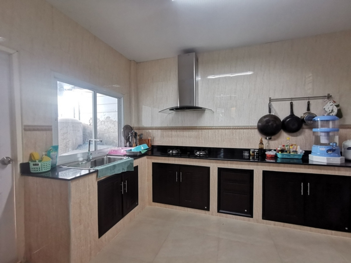 For SaleHouseLadkrabang, Suwannaphum Airport : Single house for sale, De Tawan Village, Ramkhamhaeng, ready to move in, size 62 sq m, Soi Mistine. Kheha Romklao Road, complete extension