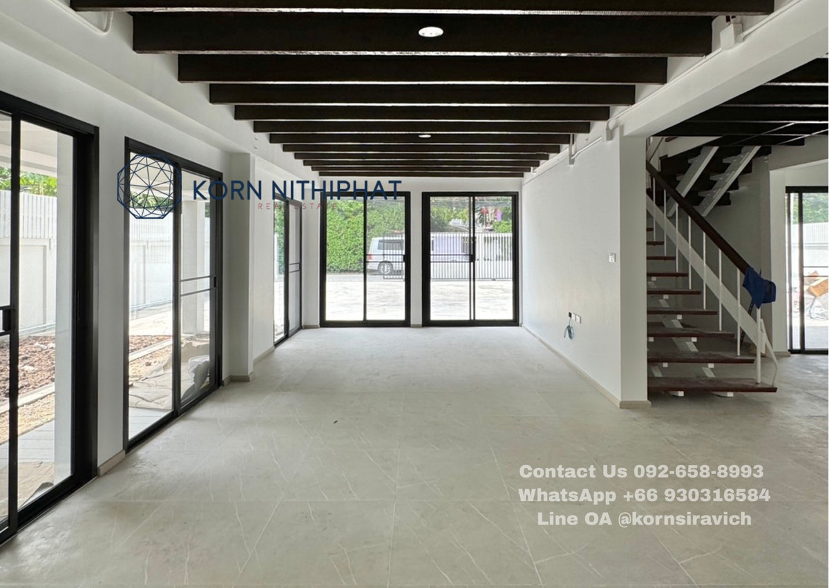 For RentRetail SpaceOnnut, Udomsuk : Single house for rent, doing business, Pridi Banomyong, Sukhumvit 71, parking for many cars.