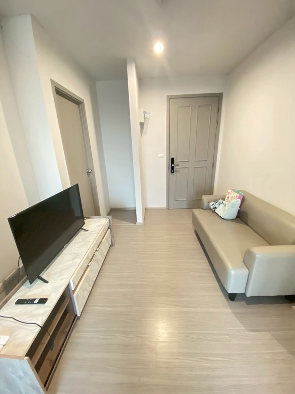 For RentCondoBang kae, Phetkasem : !!Guaranteed price Big room 35 sq m. Floor not high. 
🥰If next to MRT Phasi Charoen and Seacon Bang Khae Department Store Must be here 🥰