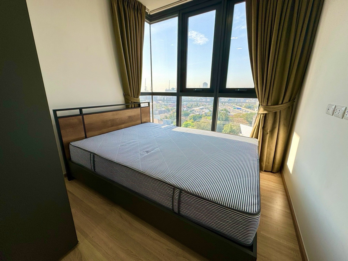 For RentCondoRama9, Petchburi, RCA : For rent: The Base Garden Rama9, corner room, ready to move in.