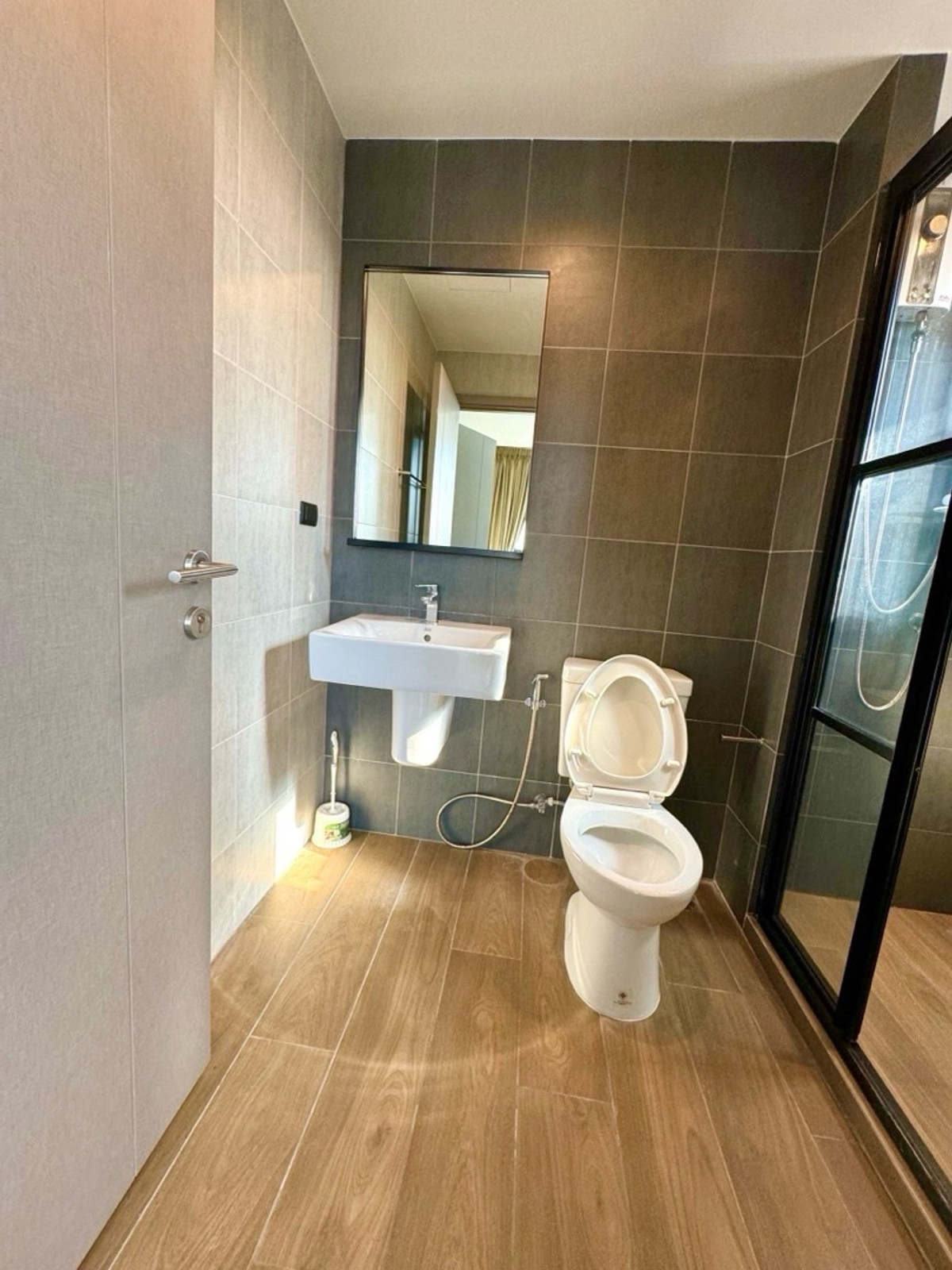 For RentCondoRama9, Petchburi, RCA : For rent: The Base Garden Rama9, corner room, ready to move in.