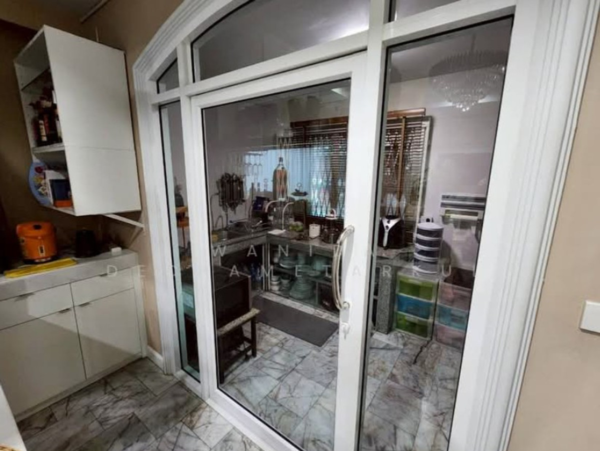 ขายบ้านพระราม 9 เพชรบุรีตัดใหม่ RCA : บ้านเดี่ยว 4 ชั้น พระราม9 ซ.43 พื้นที่ใช้สอยกว่า 704 ตรม. ใกล้ห้างเดอะไนน์ บ้านใจกลางเมือง มีระเบียงทุกห้อง ทิศเหนือ-ใต้ บ้านสวยสภาพดีมาก เหมาะอยู่อาศัย ทำโฮมออฟฟิศ คาเฟ่ เข้าออกได้หลายทาง