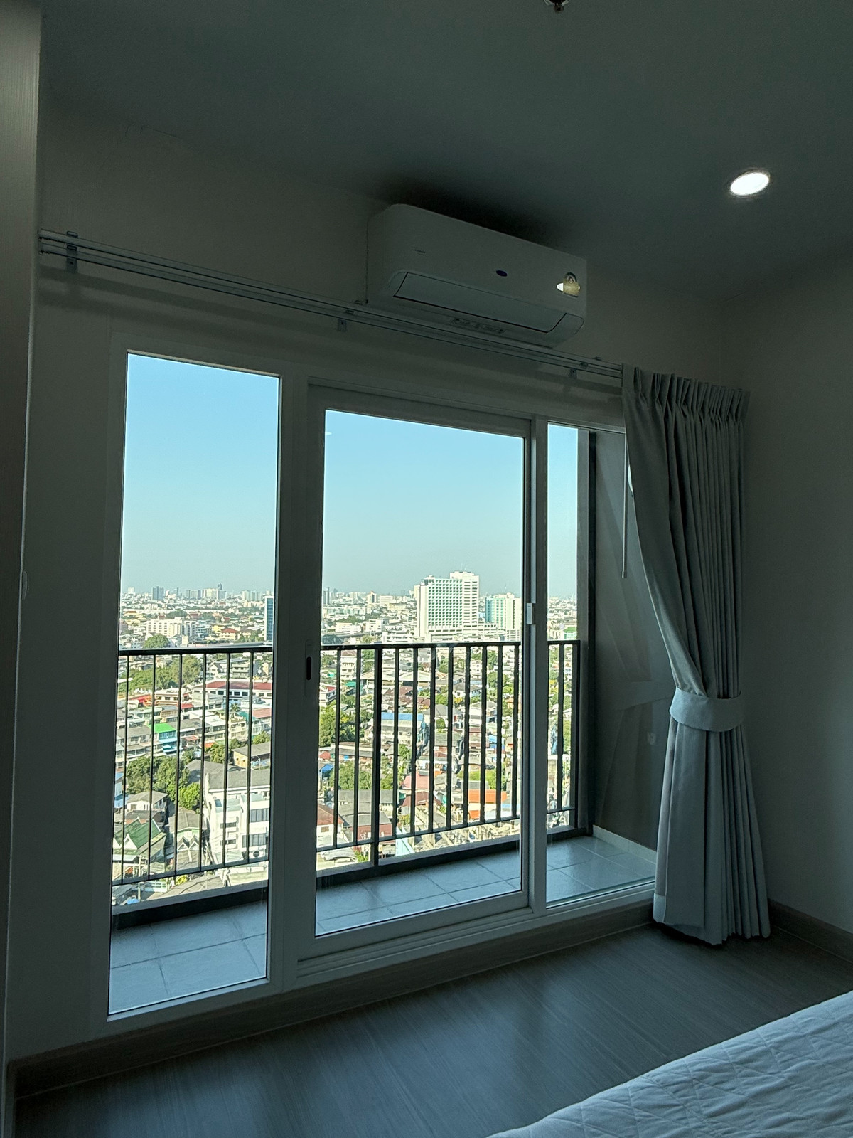 For RentCondoThaphra, Talat Phlu, Wutthakat : Supalai Loft Sathorn Ratchapruek【𝐑𝐄𝐍𝐓】🔥High-ceilinged loft with an open-plan structure, giving it a cool studio feel and plenty of room for further customization!🔥 Contact Line ID: @hacondo